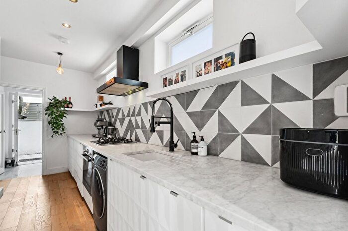 1 Bedroom Flat To Rent In Munster Road, Hammersmith And Fulham, London, SW6