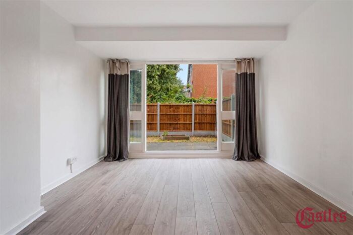 3 Bedroom Flat For Sale In Butfield House, Stevens Avenue, London, E9 - Photo 8