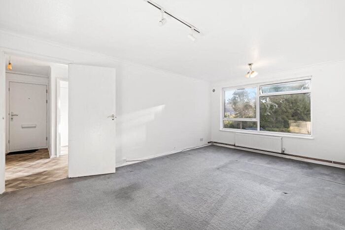 2 Bedroom Apartment To Rent In Ref: Gf - Wray Common Road, Reigate, RH2