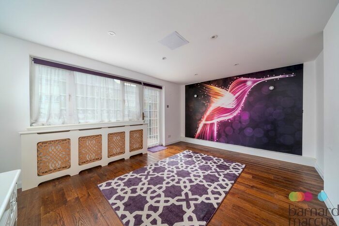 3 Bedroom Property To Rent In Laurel View, London, N12