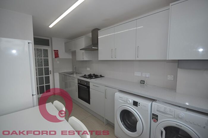 3 Bedroom Flat To Rent In Clovelly Way, Stepney Green, E1