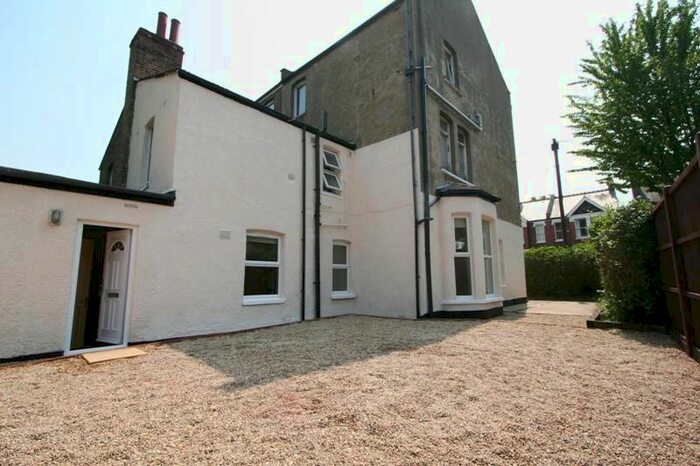 2 Bedroom Flat To Rent In Hereford Road, Acton, London, W3