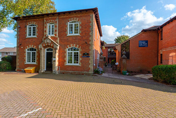 2 Bedroom Apartment For Sale In Broom Way, Blackwater, GU17