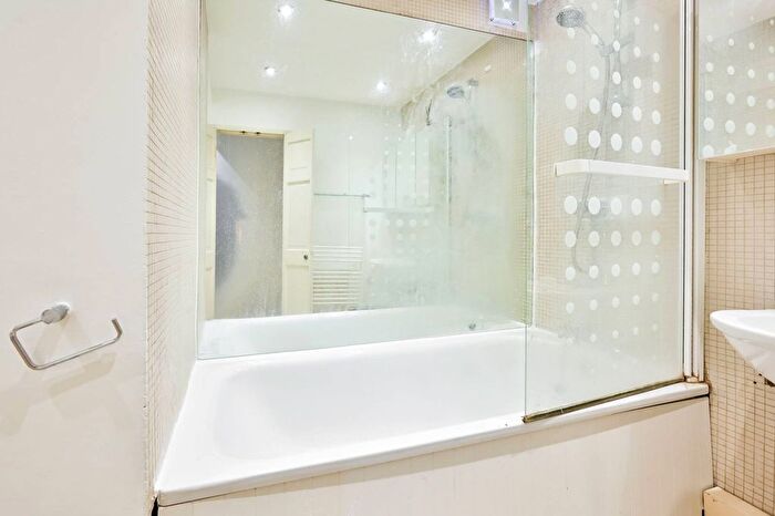 2 Bedroom Flat To Rent In Ifield Road, Chelsea, London, SW10