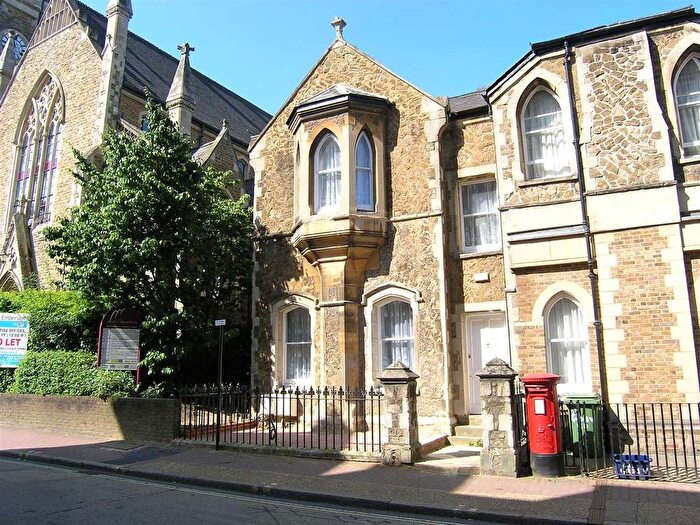 2 Bedroom Flat To Rent In Grosvenor Road, Aldershot, GU11