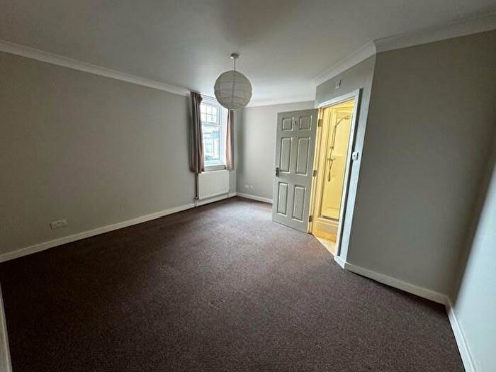 1 Bedroom Flat To Rent In Bargates, Christchurch, BH23