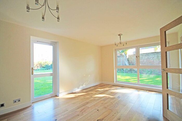 2 Bedroom Flat To Rent In Cross Deep, Twickenham, TW1