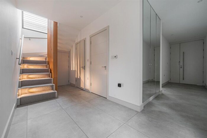 4 Bedroom Detached House For Sale In New Wokingham Road, Crowthorne, Berkshire, RG45