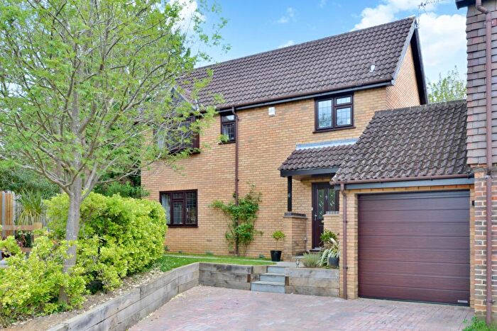 4 Bedroom Link Detached House For Sale In Alvernia Close, Godalming, Surrey, GU7
