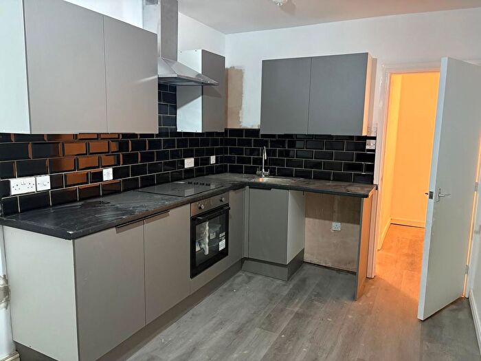 2 Bedroom Flat To Rent In Barry Street, Bradford, West Yorkshire, BD1