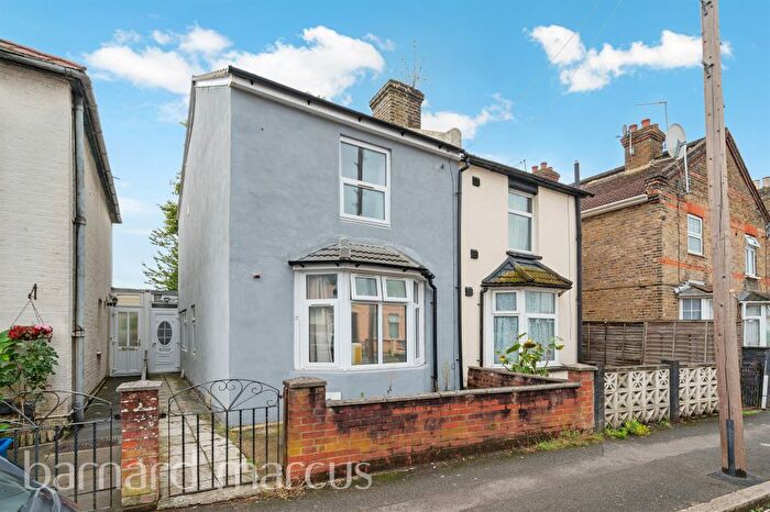 3 Bedroom Semi-detached House For Sale In Grove Road, Hounslow, TW3