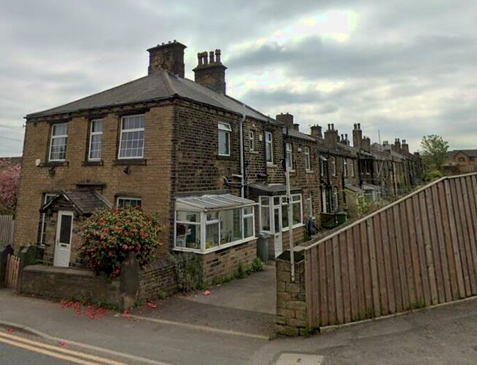 2 Bedroom End Of Terrace House To Rent In Chapel Terrace, Huddersfield, West Yorkshire, HD4