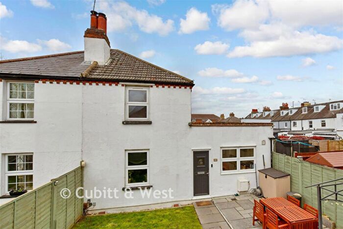 3 Bedroom Semi Detached House For Sale In Kingston Road, Leatherhead, Surrey, KT22