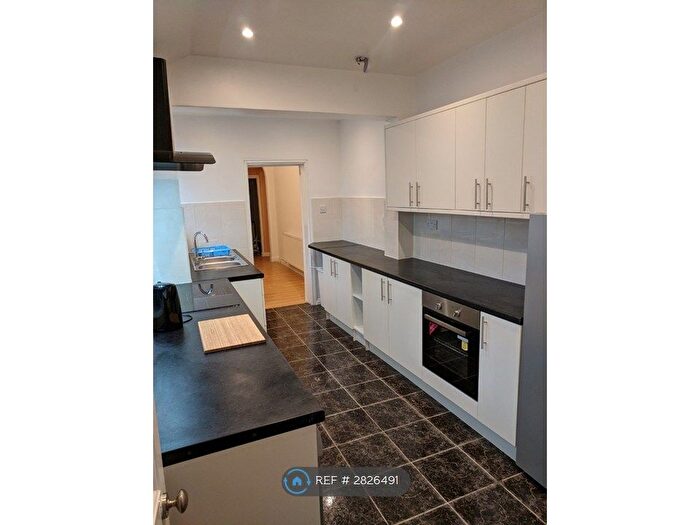 4 Bedroom Semi-Detached House To Rent In Bentley Lane, Walsall, WS2