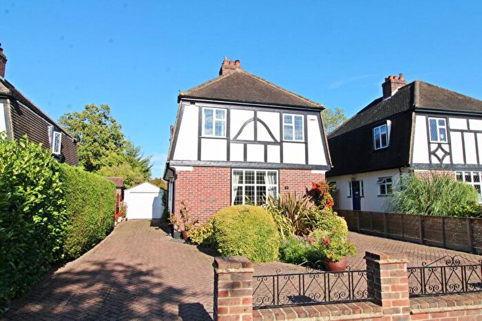 3 Bedroom Detached House For Sale In Hayes Way, Park Langley, Beckenham, BR3