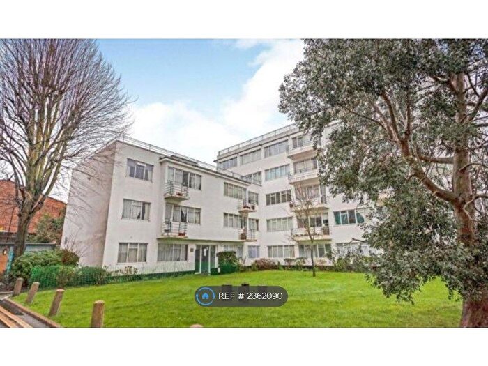 Studio To Rent In Pullman Court, London, SW2