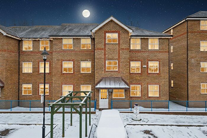 2 Bedroom Flat For Sale In River Bank Close, Maidstone, ME15