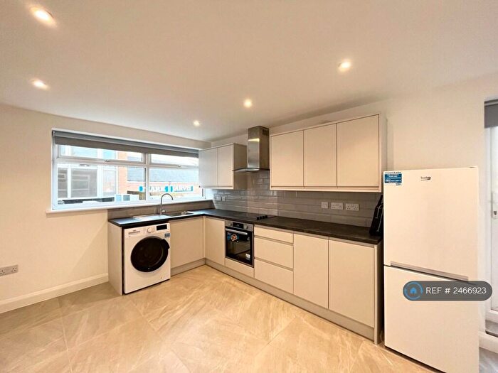 2 Bedroom Flat To Rent In The Parade, Oadby, Leicester, LE2