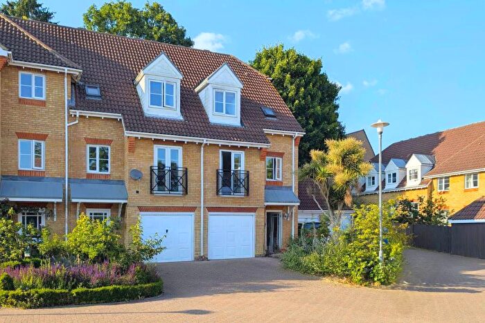 4 Bedroom End Of Terrace House To Rent In Woking, Surrey, GU22
