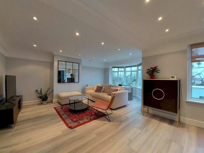 2 Bedroom Flat To Rent In The Chilterns, Brighton Road, Sutton, SM2