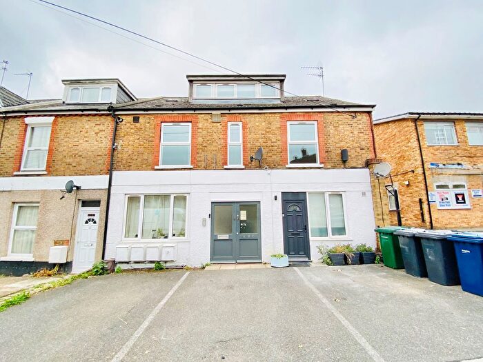 2 Bedroom Flat For Sale In Lancaster Road, New Barnet, EN4