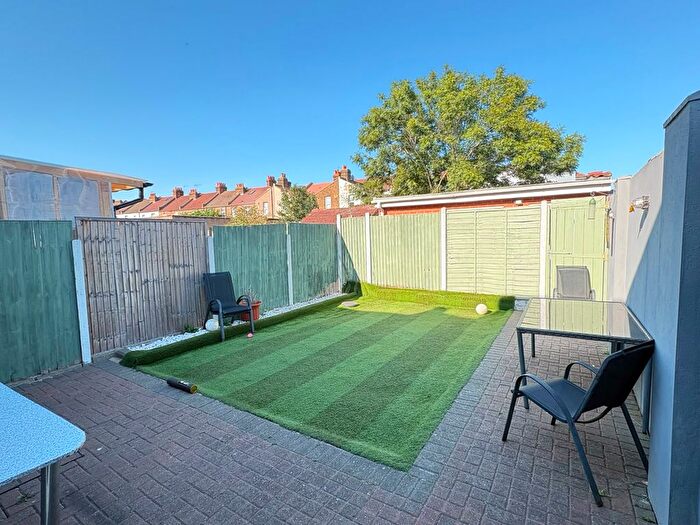 1 Bedroom Flat To Rent In Tiverton Road, Hounslow, TW3