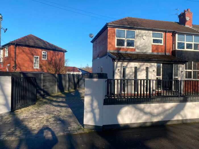 3 Bedroom Semi-Detached House For Sale In Chadderton Hall Road, Chadderton, OL1