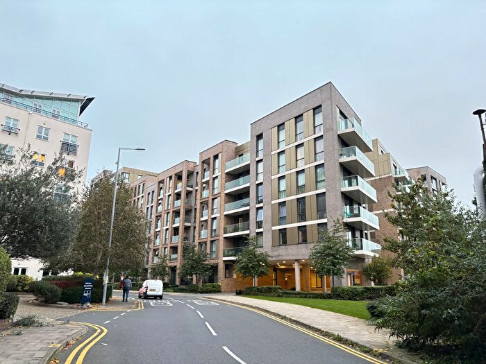 2 Bedroom Flat To Rent In Queenshurst Square, Kingston Upon Thames, London, KT2