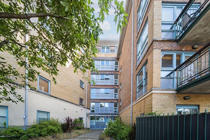 2 Bedroom Flat To Rent In Queens Drive, Finsbury Park, London, N4