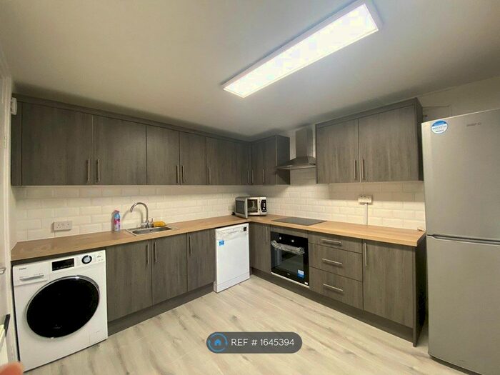 4 Bedroom Flat To Rent In Russell Court, London, SW11