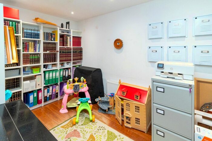 5 Bedroom Detached House For Sale In Edgwarebury Lane, Edgware, HA8