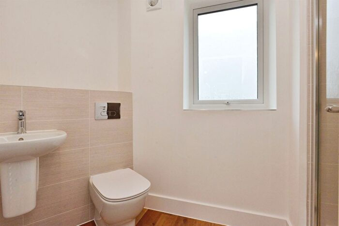 3 Bedroom End Of Terrace House For Sale In Holden Avenue, Oxley Park, Milton Keynes, MK4