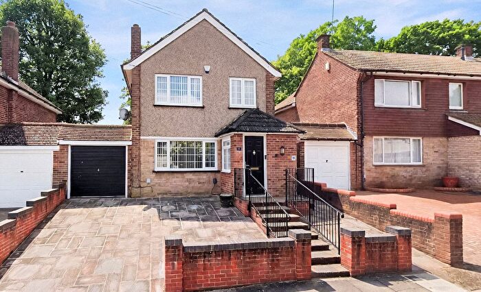 3 Bedroom Detached House For Sale In Chalet Close, Bexley, Kent, DA5