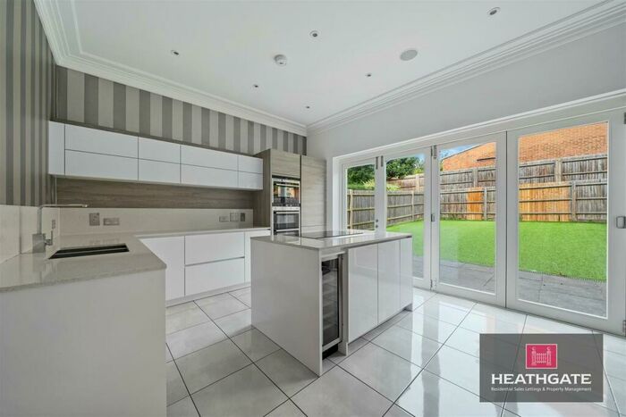 3 Bedroom Town House To Rent In Ashridge Close, Finchley, N3