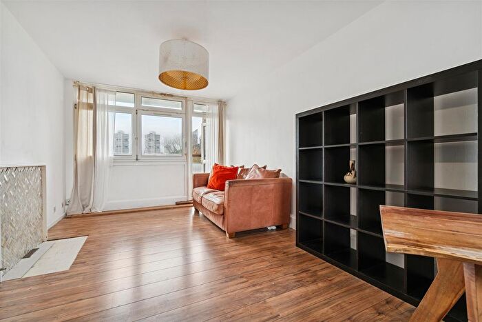 2 Bedroom Flat To Rent In Henty Close, London, SW11