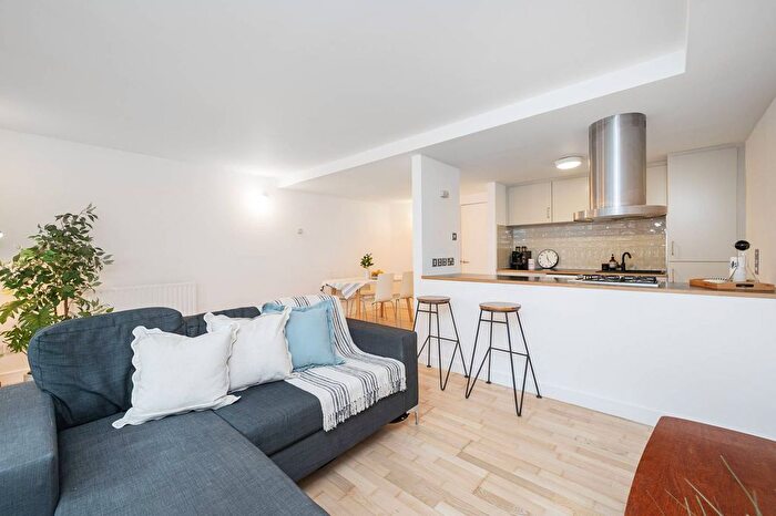 2 Bedroom Flat To Rent In Mile End Road, Tower Hamlets, London, E1