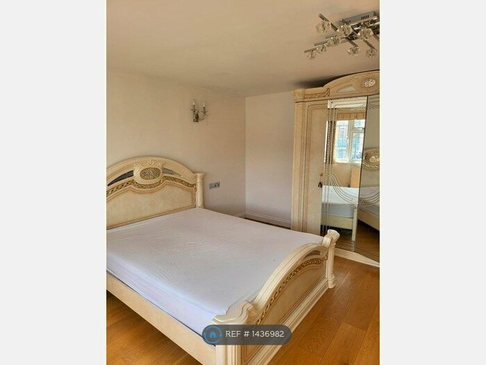 6 Bedroom Semi-Detached House To Rent In Green Lane, Edgware, HA8