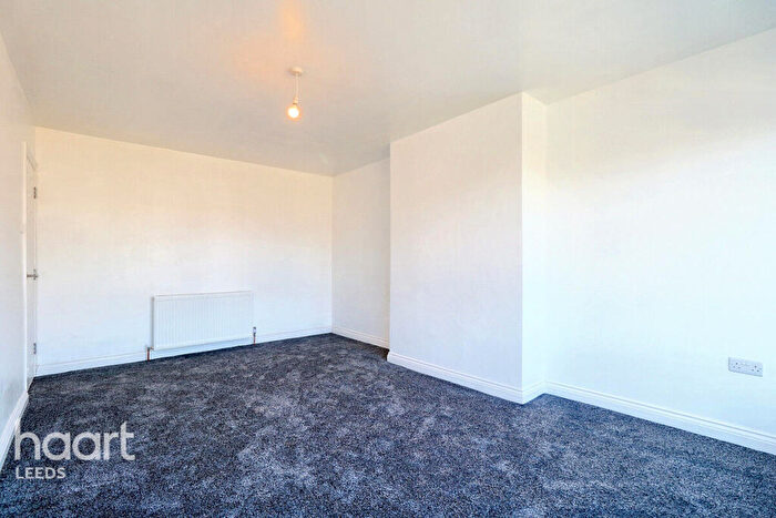 4 Bedroom Semi-Detached House For Sale In Whitecliffe Crescent, Leeds, LS26