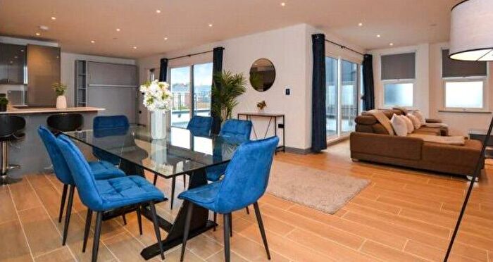 3 Bedroom Flat To Rent In Avenir Court, Ballards Lane, London, N12