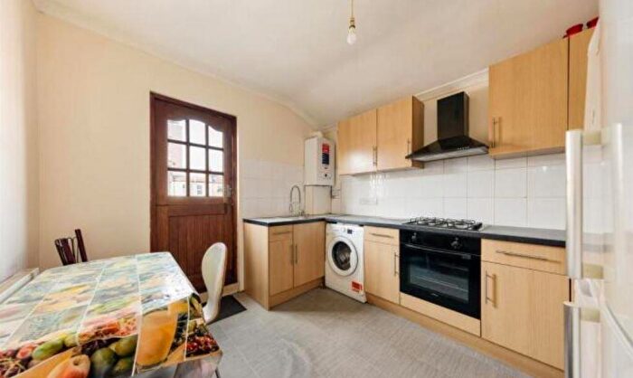 3 Bedroom Apartment To Rent In Cedars Avenue, Walthamstow, E17