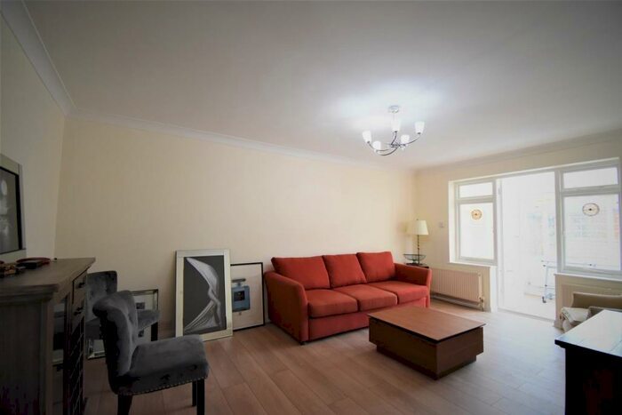 1 Bedroom Ground Maisonette To Rent In The Watch, N12