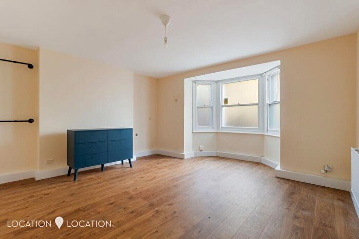 2 Bedroom Flat To Rent In Alkham Road, London, N16