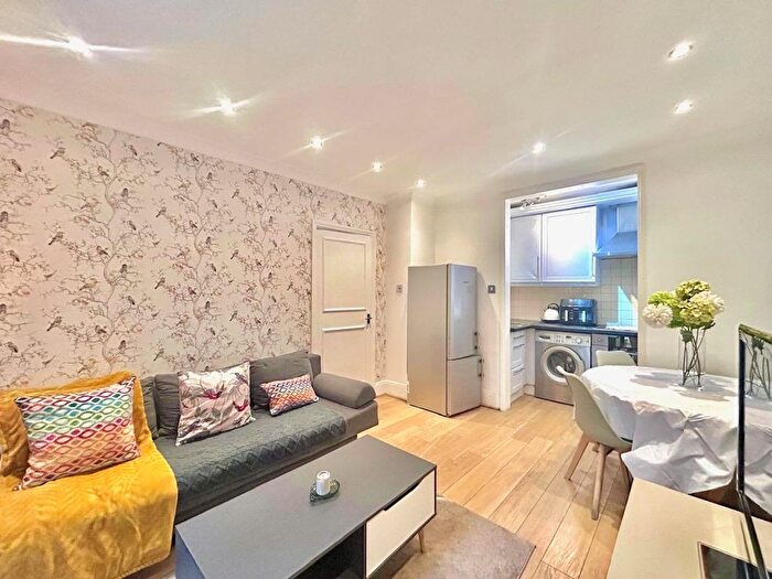 2 Bedroom Flat To Rent In Ladbroke Grove, London, W10