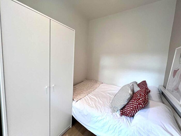 2 Bedroom Flat To Rent In Clarence Villas, Hawks Road, KT1