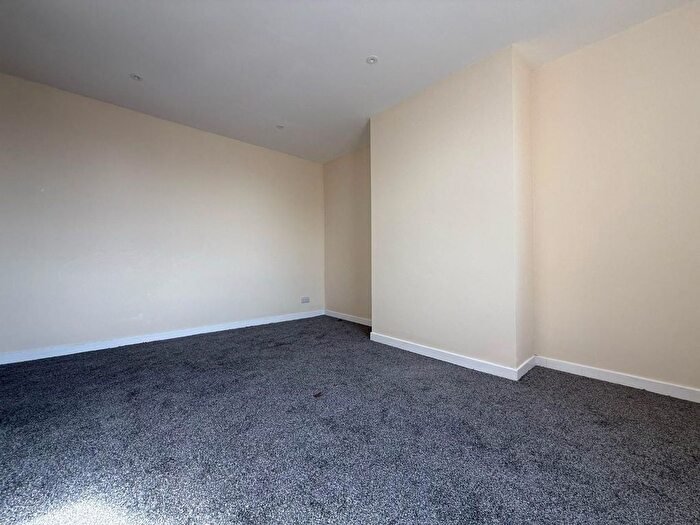 2 Bedroom Flat To Rent In Boothroyd Lane, Dewsbury, WF13