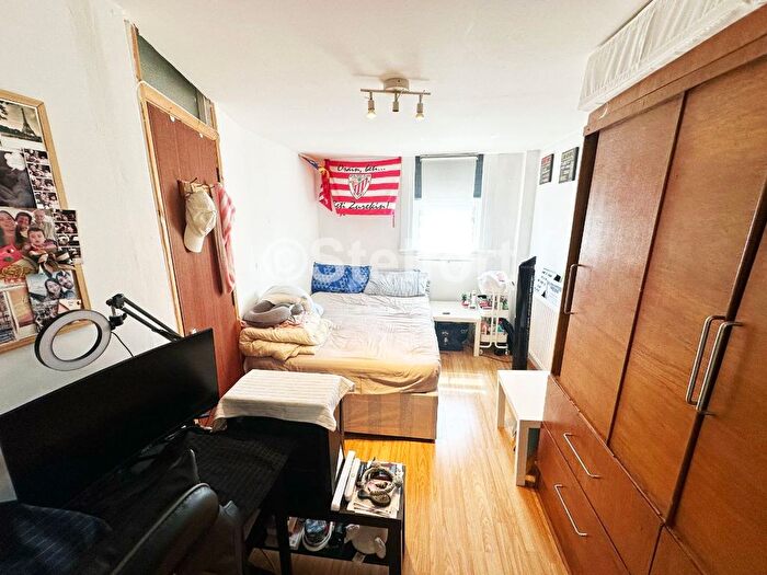 Studio To Rent In West Green Road, London, N15