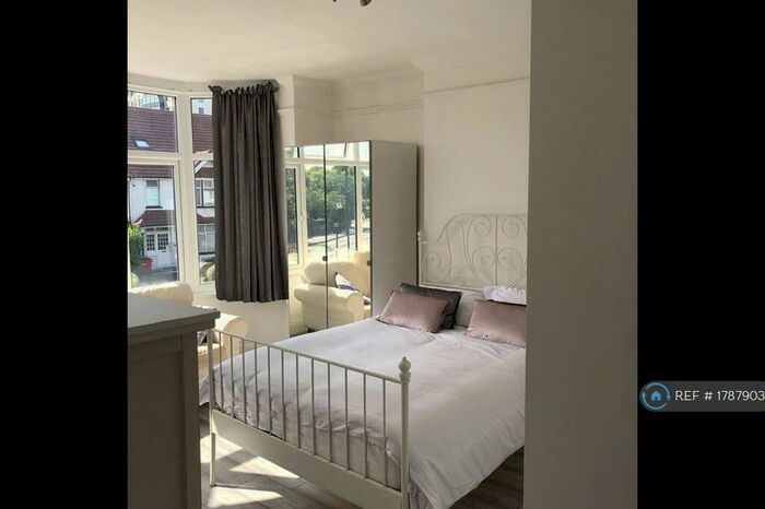 Studio To Rent In Yew Tree Road, Slough, SL1