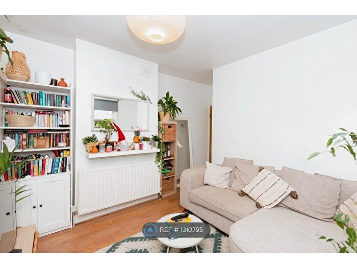 2 Bedroom Flat To Rent In Leyton, London, E10