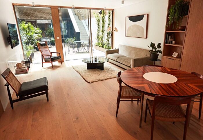 3 Bedroom Flat To Rent In Weymouth Mews, Marylebone, London, W1G