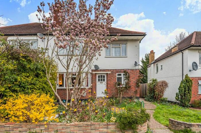 2 Bedroom Flat To Rent In Tolcarne Drive, Pinner, HA5